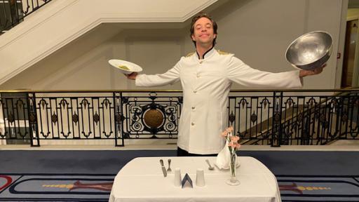 Der Hotel-Check | Checker Tobi erledigt den Zimmerservice.