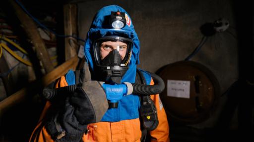 Der Bergwerk-Check | Julian in spezieller Arbeitskleidung der Grubenwehr.