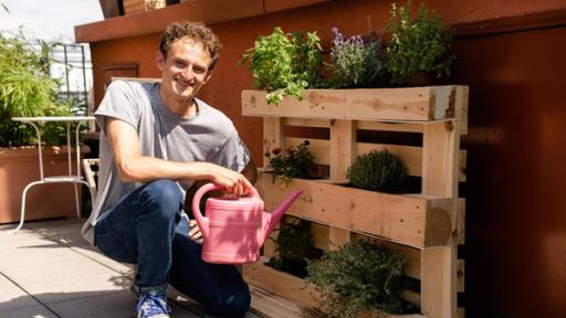 Der Garten- und Balkon-Check | Auf seinem Stadtbalkon baut Checker Julian ein platzsparendes Kräuterbeet.