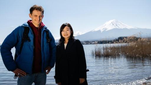 Der Japan-Check / Der Fuji ist der höchste Berg Japans und Julians erste Station. Hier trifft er Haruka, die sich hervorragend in Japan auskennt und zum Glück auch deutsch spricht.