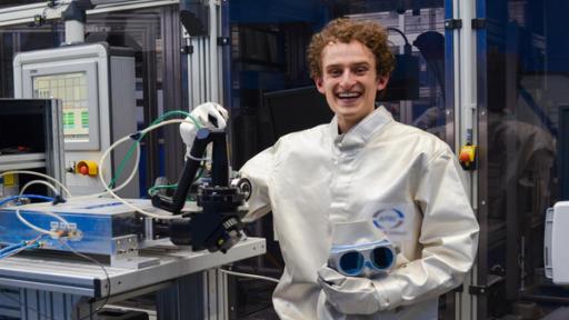 Der Laser-Check | Julian im Laser Zentrum Hannover. Weil Laserstahlen richtig gefährlich sein können, trägt Julian zur Sicherheit eine Spezialkleidung