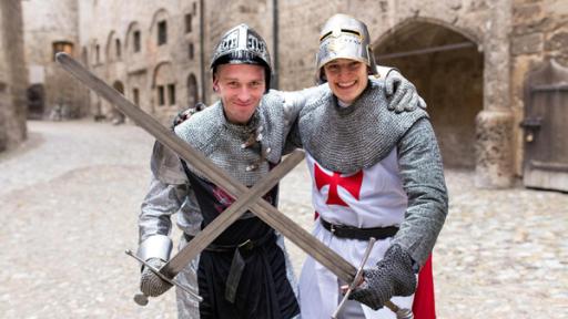 Der Schwert-Check / Julian mit Schwert-Experte Tom auf der Burg Burghausen.
