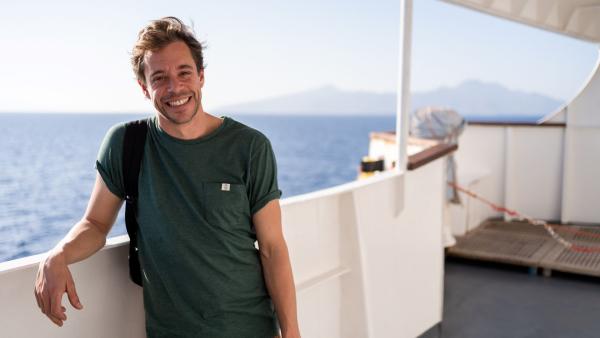 Tobi fährt mit einer Fähre auf die Insel Nisyros in Griechenland.