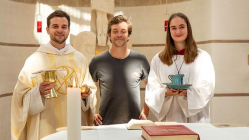Der Christentum-Check | Checker Tobi gemeinsam mit Priester Richard und Ministrantin Pia.