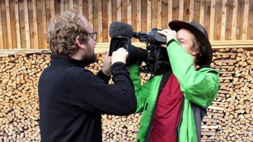 Makin of... | Rollentausch! Tut Kameramann Hansi mal die Schulter weh, übernimmt Checker Tobi. Aber wer soll denn dann vor der Kamera stehen und Sachen checken?