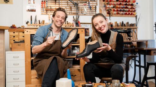 Der Schuh-Check | Checker Tobi und Schuhmacherin Luisa präsentieren die selbst gebauten Schuhe in der Schuhwerkstatt.