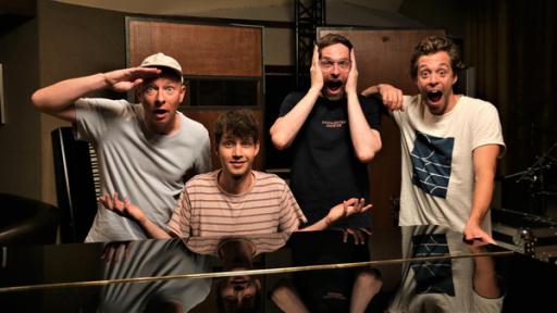 Checker Tobi | Rechte: BR | megaherz gmbh | Fabio Stoll Der Hit-Check | Checker Tobi (rechts) entwickelt mit der Band "Deine Freunde" einen Song für seinen Kinofilm: den Song "Schritt für Schritt".