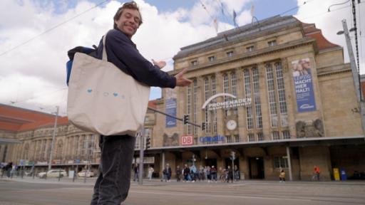 Checker Tobi | Rechte: BR | megaherz gmbh | David Birzer Der Bahnhofs-Check | Checker Tobi steht vor dem Leipziger Hauptbahnhof.