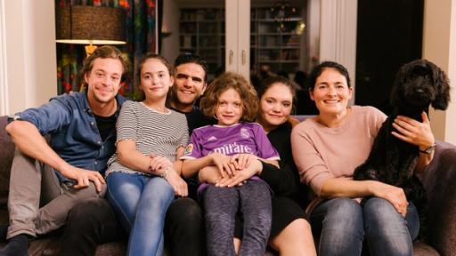 Checker Tobi: Der Familien-Check | Checker Tobi mit der jüdischen Familie Meyer: Rosa, Alon, Marlon, Laura, Melanie (von links) und Bella, der Hund.