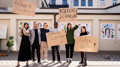 Devaki, Feri, Pierre, Nava und Hami zeigen Tobi, was alles nötig ist, damit Integration funktionieren kann.