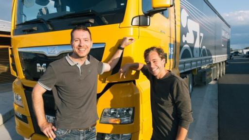 Der Autobahn-Check | Mit Ingenieur Daniel und diesem LKW erlebt Tobi eine automatisch gesteuerte Vollbremsung auf einer Teststrecke.