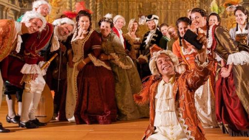 Der Barock-Check / Tobi macht ein Selfie mit den Darstellern seiner barocken Oper