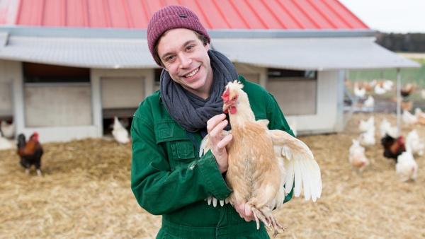 Der Eier-Check / Checker Tobi mit einer Henne. | Bild: BR/megaherz gmbh/Hans-Florian Hopfner