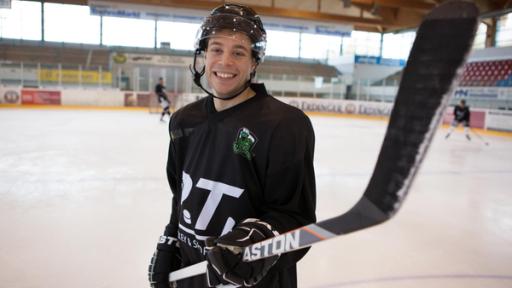 Der Eis-Check | Checker Tobi in einer Eishockey-Ausrüstung.