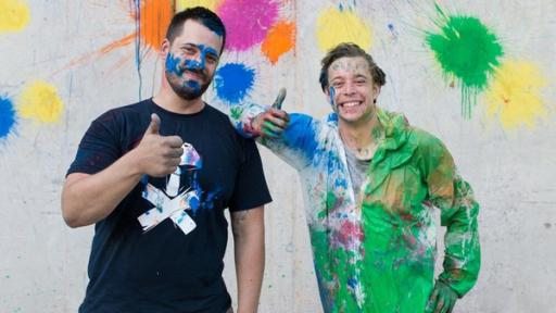 Der Farben-Check / Tobi mit Graffiti-Kuenstler Daniel Westermaier nach einer Farbenschlacht