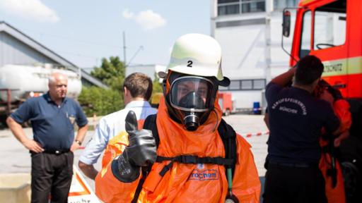 Der Gift-Check / Tobi bei einer Giftunfallübung mit der Feuerwehr München