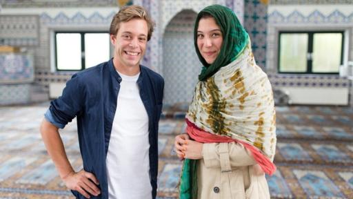 Der Islam-Check / Checker Tobi mit Merve Usta in einer Moschee in Wülfrath.
