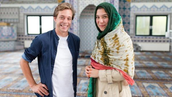 Der Islam-Check / Checker Tobi mit Merve Usta in einer Moschee in Wülfrath.