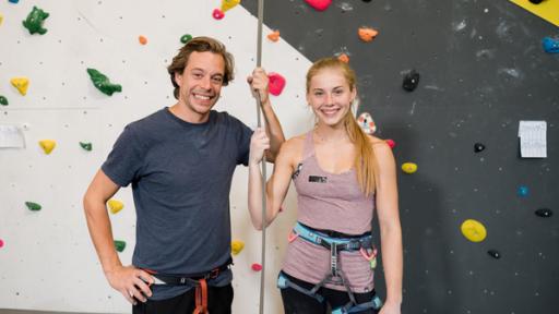 Der Kletter-Check | Checker Tobi und Hannah Meul vor der Kletterwand