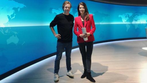 Der Nachrichten-Check / Checker Tobi mit Linda Zervakis im Tagesschau-Studio in Hamburg.