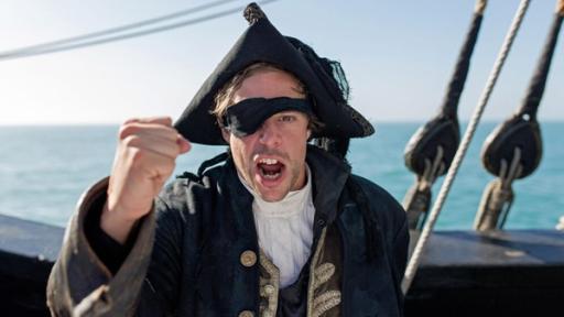 Der Piraten-Check / Für den Piraten-Check schlüpft Tobi in das Kostüm eines Piraten-Kapitäns und übt fiese Piraten-Moves!