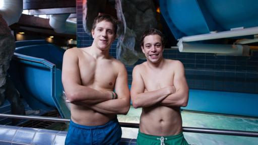 Der Schwimmbad-Check | Tobi und Rutschmeister Jan-Erik Traub (li.).