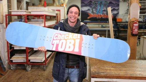 Der Snowboard-Check | Checker Tobi alleine mit seinem selbst gebauten Snowboard.