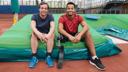 Der Sport mit Handicap-Check | Checker Tobi (li.) und Weitspringer León, der über sechs Meter springt. Tobi schafft nur etwas mehr als drei Meter.