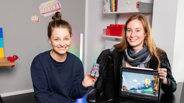 Checkerin Marina (links) trifft Grafikerin Rebekka. Sie zeigt Marina, wie das neue Checkerinnen-Intro mit Hilfe von Stop Motion entstanden ist.