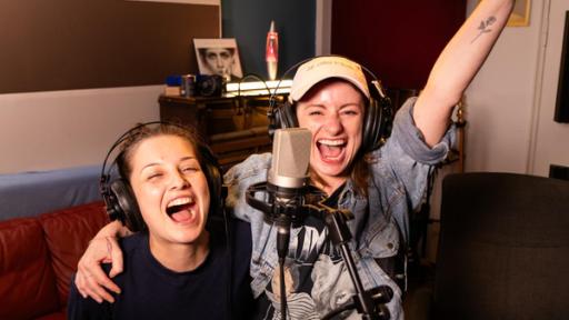 Checkerin Marina | Rechte: BR | megaherz gmbh | Hans-Florian Hopfner Der Gesangs-Check | Checkerin Marina (links) mit Sängerin Isa. Sie singt den neuen Titelsong von Checkerin Marina.