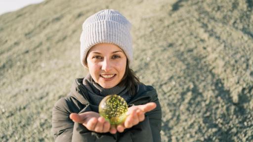 Checkerin Marina | Rechte: BR | megaherz gmbh | Hans-Florian Hopfner Der Glas-Check | Im Glas-Check findet Marina heraus, wie aus den Gläsern und Flaschen aus unserem Alltag sauber sortierte Scherben werden.