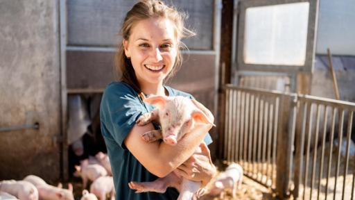 Der Bauernhof-Check | Marina checkt wie das Leben auf dem Bauernhof ist, dabei begegnet sie vielen süßen Schweinchen.