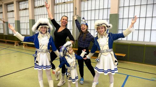 Checkerin Marina | Rechte: BR | megaherz gmbh | Lena Stolz Der Karnevals-Check | Emilia, Lilly und Ophelia bingen Checkerin Marina, gemeinam mit Trainerin Fea, einen Karnevalstanz bei.