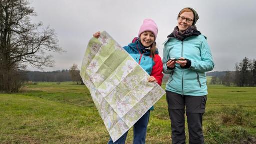 Der Navigations-Check | Checkerin Marina und Orientierungs-Expertin Julia sind mit Karte und Kompass auf Schatzsuche!