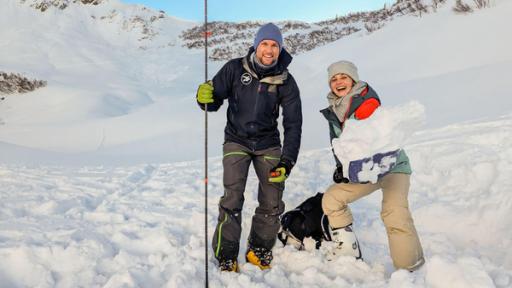 Der Lawinen-Check | Checkerin Marina mit Lawinen-Experte Lukas im Schnee.