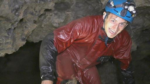 CheXpedition | Rechte: BR | megaherz gmbh | Pius Neumaier Klimazeitreise unter der Erde | Checker Julian muss selbst in einer Höhle auf Tauchstation.