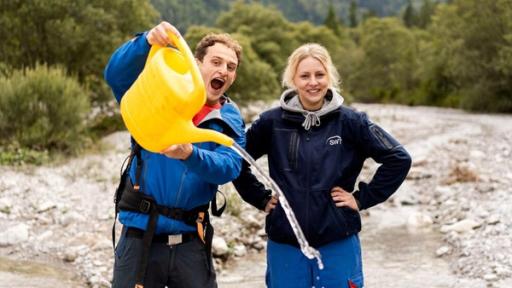 CheXpedition | Rechte: BR | megaherz gmbh | Hans-Florian Hopfner CheXpedition | Checker Julian zusammen mit Wasserversorgungstechnikerin Sophia.