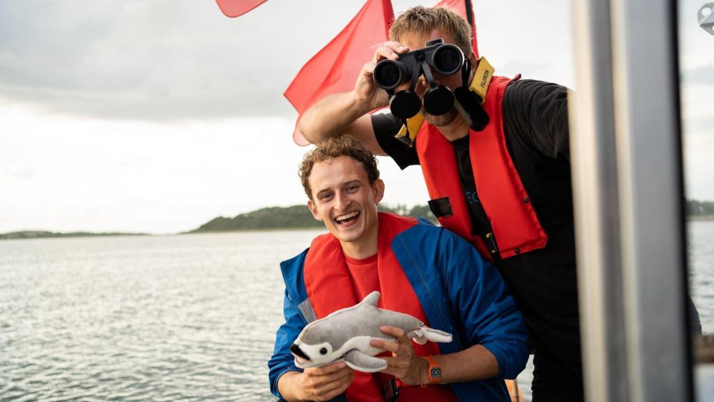 Geh auf intelligenten Fischfang | Julian und Meeresbiologe Daniel auf einem Kutter. Sie halten Ausschau nach einem Schweinswal. | Bild: BR | megaherz gmbh | Filip Felix