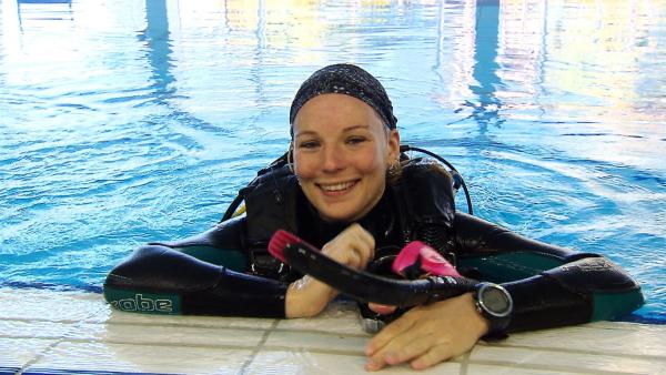 Herausforderin und Taucherin Astrid Zeder im Schwimmbad Pöcking.