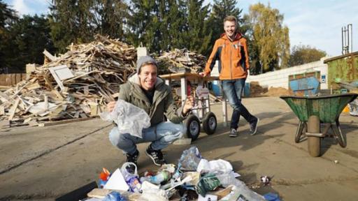 Super schnell sortieren?! | Rechte: BR / megaherz GmbH Super-schnell-sortieren?! / Tobi versucht aus einem Müllhaufen so schnell wie möglich alle Metallteile herauszusortieren. | Bild: BR / megaherz GmbH