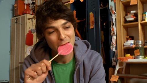Checker Can isst einen Lolli