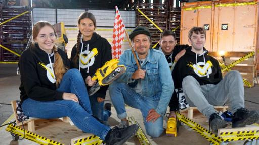 Autobungee, Holzwürmer, fliegendes Dach | Rechte: ZDF In der Checkpoint-Halle sitzen Laura, Maja, Moderator Tommy Scheel, Cem und Felix.