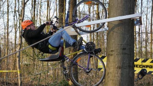 Baumklettern, riskante Kreissäge und Tränen | Rechte: ZDF Checkpoint: Testteamer Cem fährt mit dem fahrrad einen Baumstamm hoch