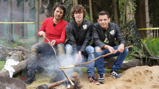 Folge 15 | Rechte: ZDF Die Jungs beim Grillen ohne Feuerzeug