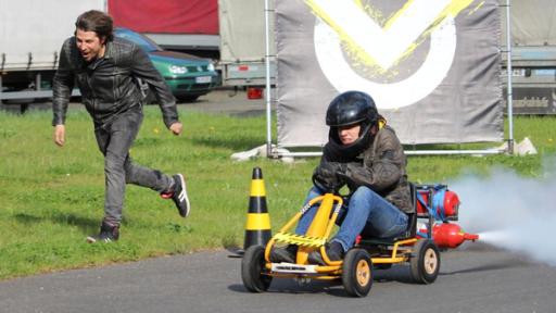 Folge 29 | Rechte: ZDF Ein Minikart mit Motorantrieb lässt die Reifen qualmen