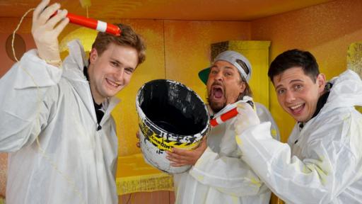 Raketen, Ritterspiele und ein Farbdesaster | Rechte: ZDF Zwei Jugendliche deuten mit Dynamitstangen auf einen gefüllten Farbeimer.
