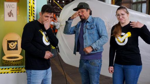 Stinkbomben, Emojis und brennende Haare | Rechte: ZDF Checkpoint: Zwei Testteamer und Moderator Tommy Scheel stehen neben einer Toilette und halten sich die Nase zu.