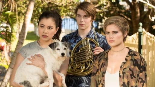 Postbote verzweifelt gesucht | Rechte: © 2018 JONATHAN M. SHIFF PRODUCTIONS PTY. LTD., Kyra (links), Darra (Mitte) und Imogen (rechts) schauen verwirrt. Kyra hat einen Hund auf dem Arm.
