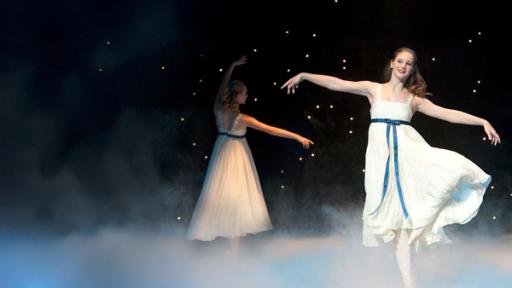 Dance Academy | Rechte: ZDF/Werner Film Prod. Zwei Tänzerinnen in weißen Kleidern tanzen auf einer nebeligen Bühne mit Sternen.
