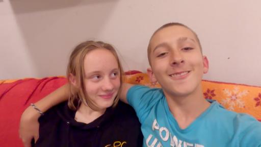 F wie Freundin bekommen | Rechte: BR / Bewegte Zeiten Filmproduktion GmbH / Megan Ehrmann Hinnerk sitzt rechts auf dem Sofa, Kaja links neben ihm. Er umarmt sie und grinst in die Kamera. Sie lächelt ihn an.